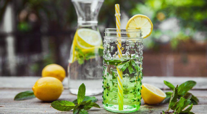 Korzystne napoje bez cukru – herbaty ziołowe, kompoty, woda z owocami